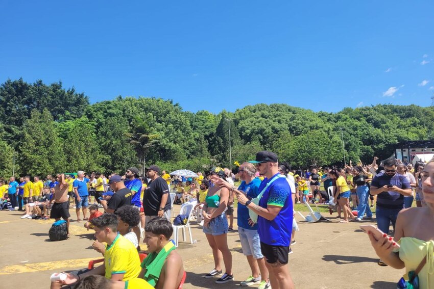 Torcedores em São Caetano choram após eliminação do Brasil da Copa