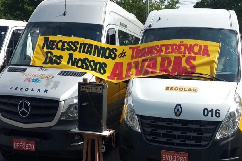 Transportadores escolares fazem protesto na frente da Prefeitura de Mauá