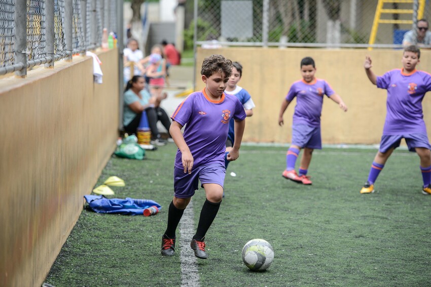 crianças jogando futebol