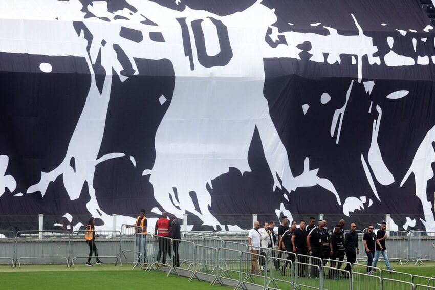 Corpo do Rei Pelé é velado no estádio de futebol da Vila Belmiro