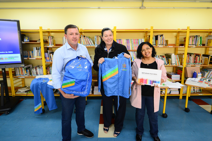 Prefeito Orlando Morando com uniformes escolares