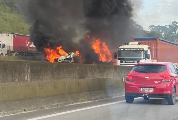 Caminhão com 22 toneladas de carne tomba e pega fogo na Anchieta