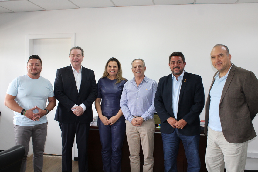 deputada Carla Morando em reunião no Estado