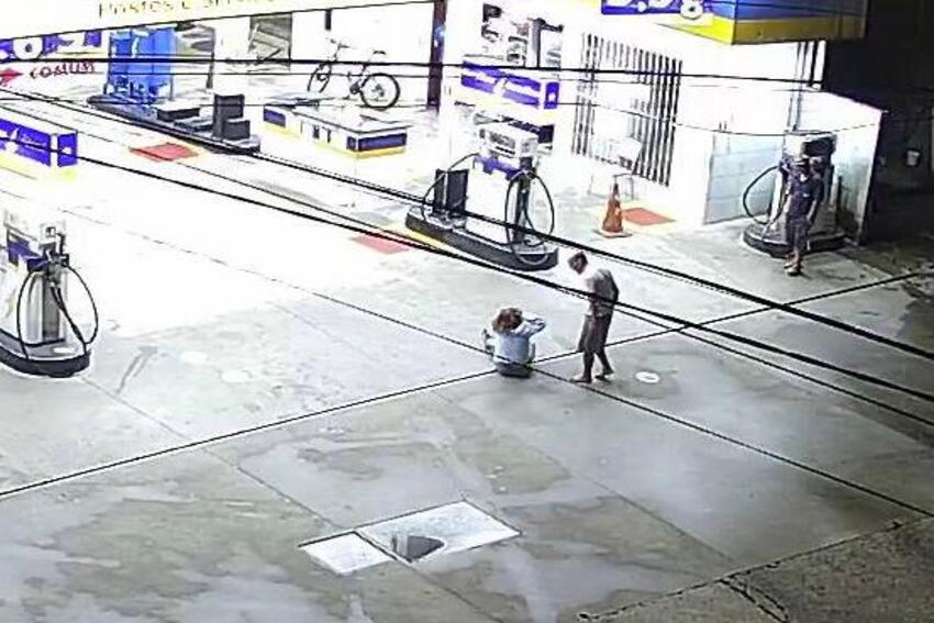 homem e mulher em posto de gasolina