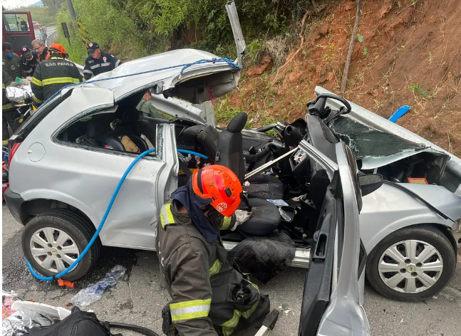 Carro de Mauá se envolve em batida com ônibus no litoral e criança perde a vida