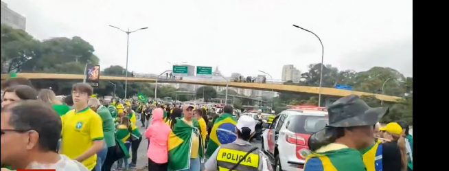 Em São Paulo, avenida 23 de Maio é interditada durante protesto