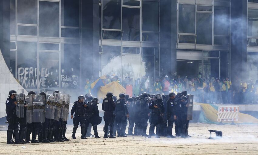 Manifestantes invadem Congresso, STF e Palácio do Planalto