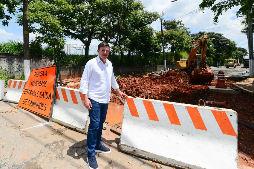 Orlando Morando durante vistoria em obras