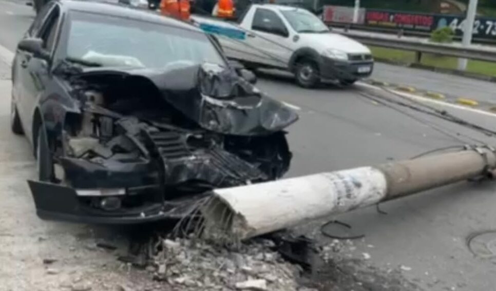 poste caído após colisão de carro