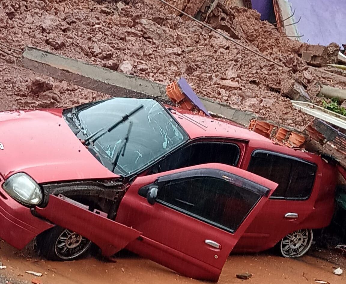 Pastor diz que esposa e sogra recebem ‘livramento’ em queda de muro sobre carro