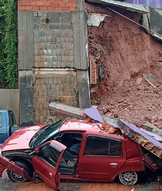 carro destruído