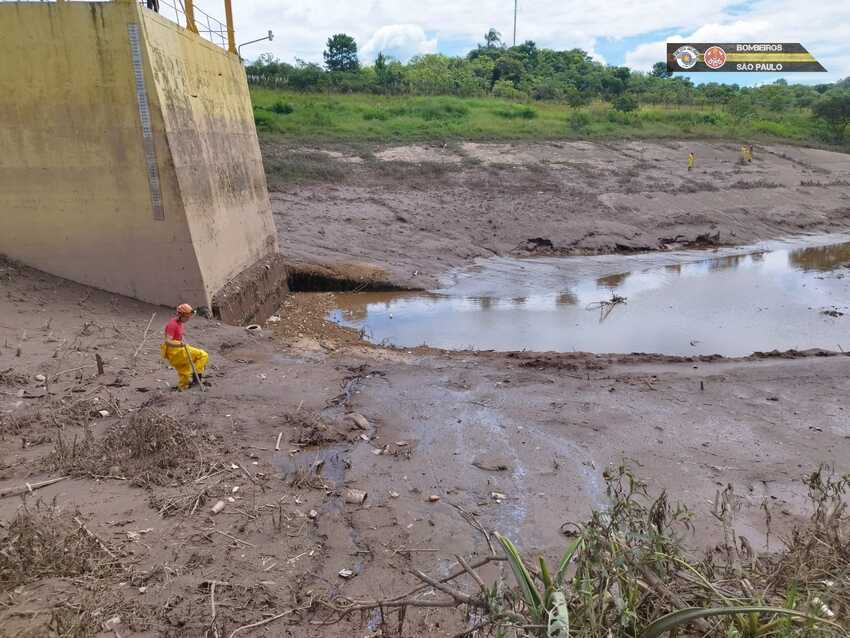 Bombeiros mantêm busca por pessoa levada pela enxurrada em Mauá