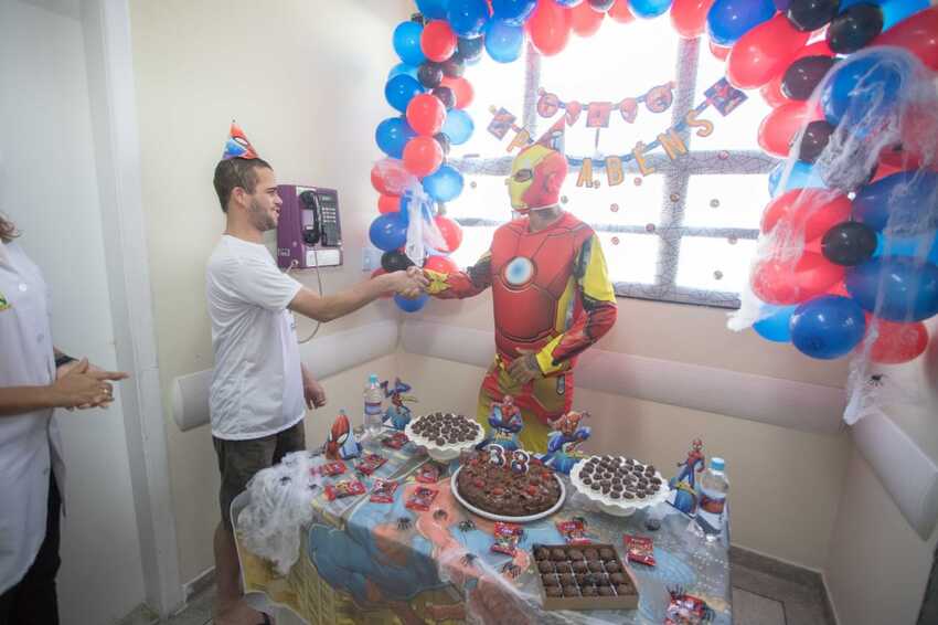 paciente com o personagem Homem Aranha