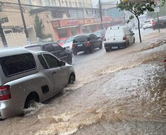 Vídeo: Fortes chuvas provocam alagamentos, deslizamentos Diadema