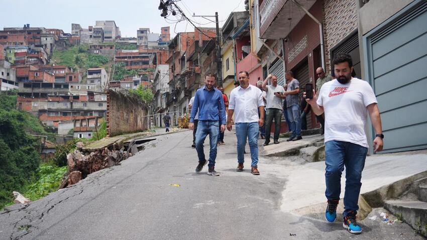 rua danificada em Mauá após chuvas