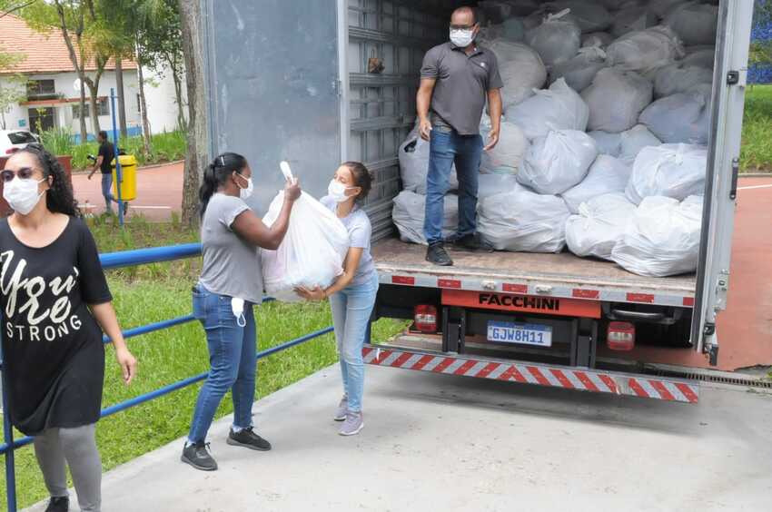 caminhões com donativos