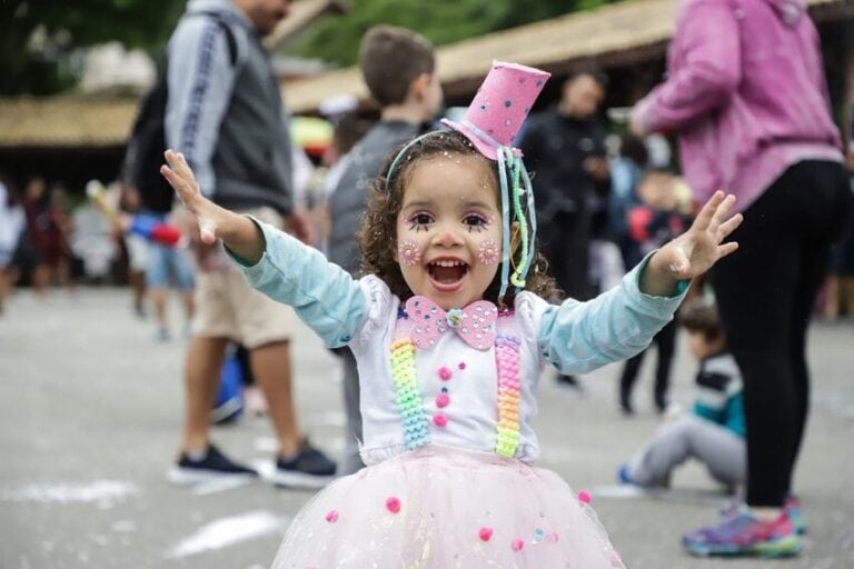 criança em matinê de carnaval