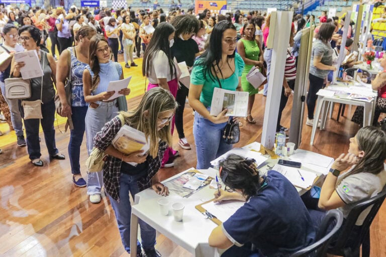 pessoas no feirão de emprego de São Bernardo