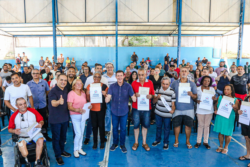 Orlando Morando entrega 93 escrituras a famílias do Jd. Castelo Branco