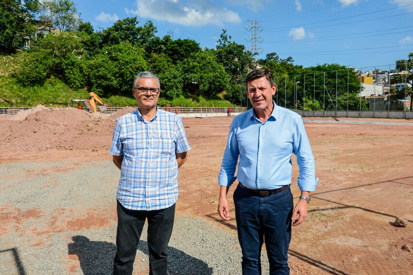 Orlando Morando vistoria obras de revitalização do campo do Ferrazópolis