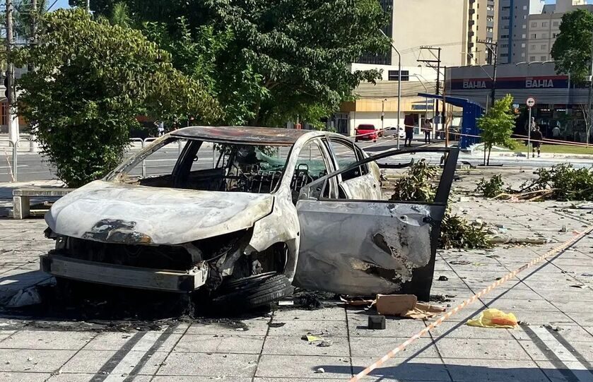 Carro colide com ponto de ônibus e pega fogo em praça de igreja em S.Bernardo