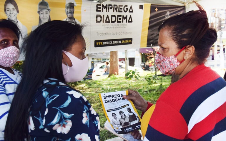 mulheres a busca de empregos