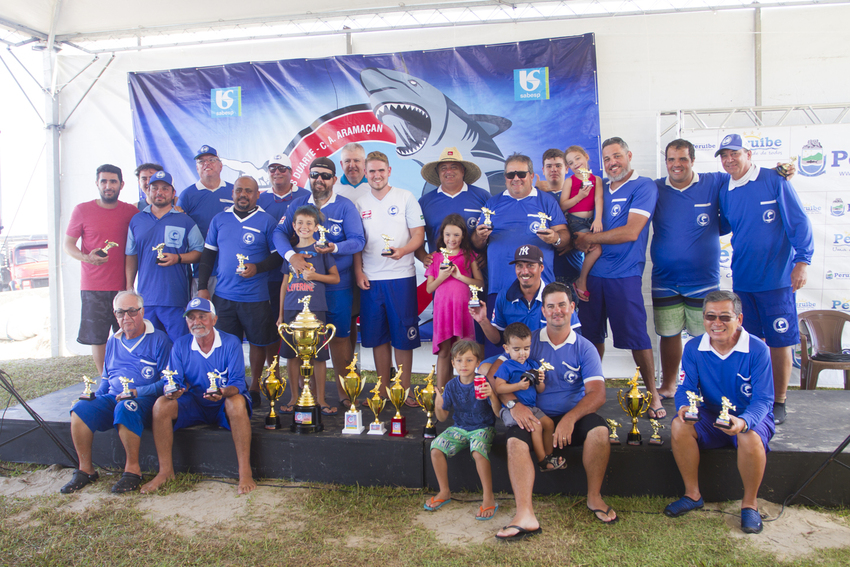 participantes de torneio de pesca