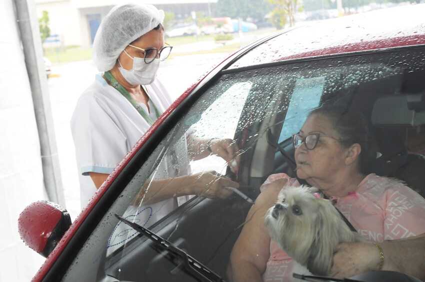 drive-thru da vacinação em Santo André.