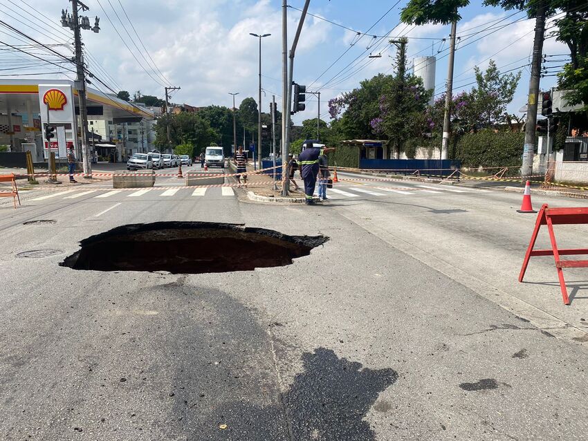 cratera na avenida Anotnio Piranga