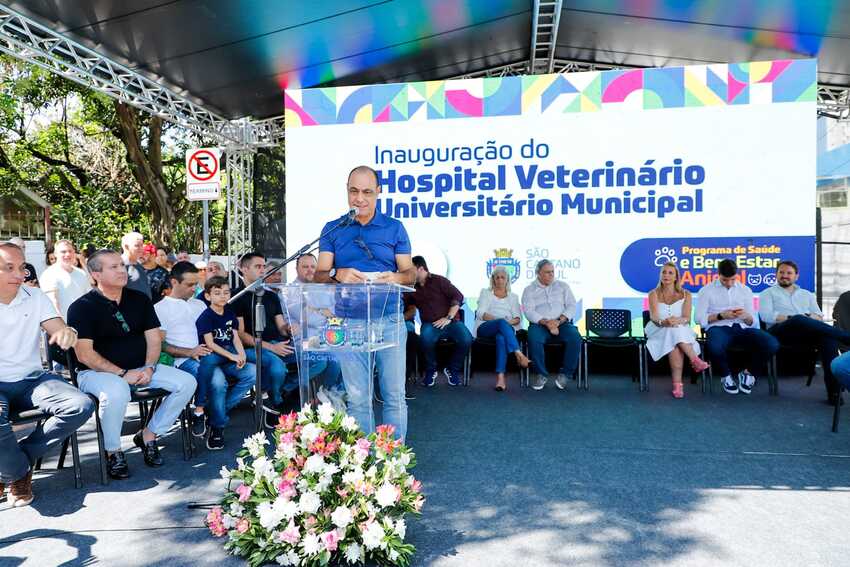 Prefeito Auricchio durante inauguração de hospital veterinário