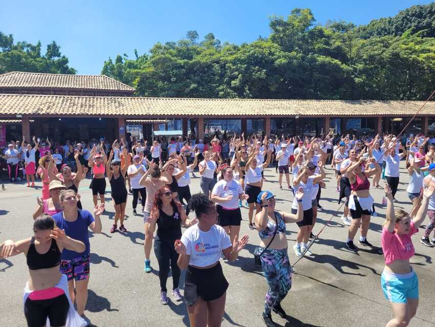 mulheres praticando zumba