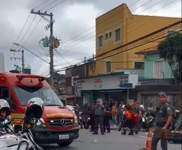 Policiais militares são aplaudidos ao libertar reféns de roubo