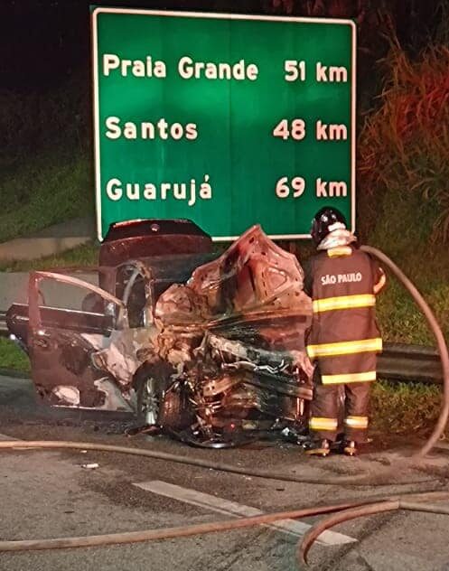 bombeiros apagando fogo em carro