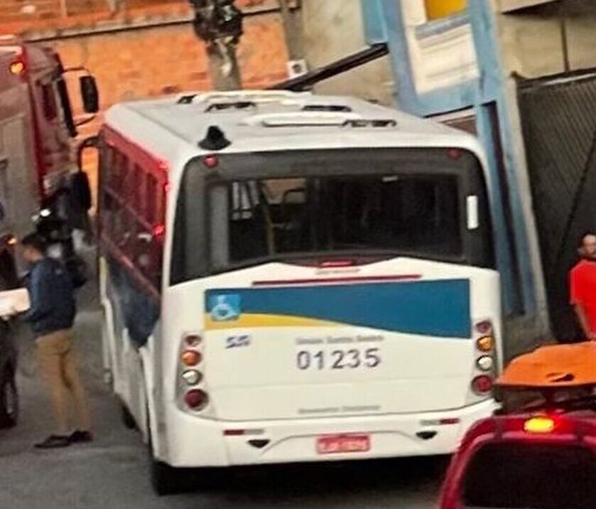 ônibus colide com poste