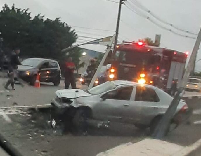 carro que capotou na avenida João Ramalho