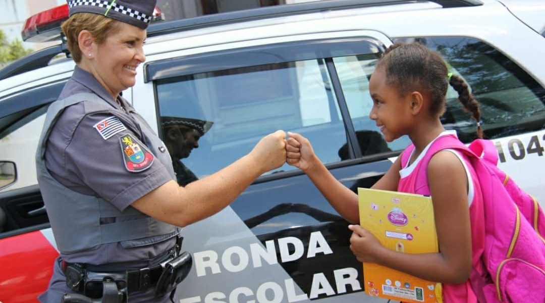 policial e aluna