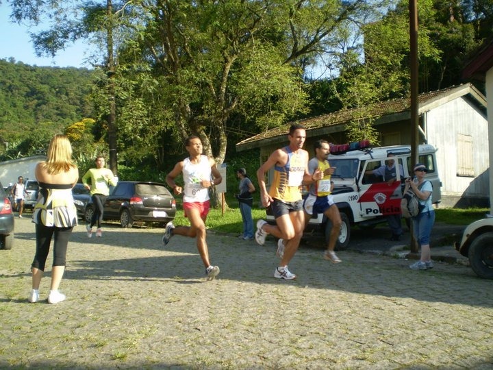 participantes da corrida da montanha