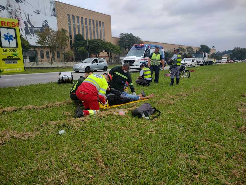 Motociclista sofre queda na Rodovia Anchieta e é socorrido