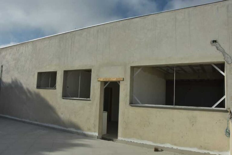 fachada do Hospital Veterinário Municipal em obras