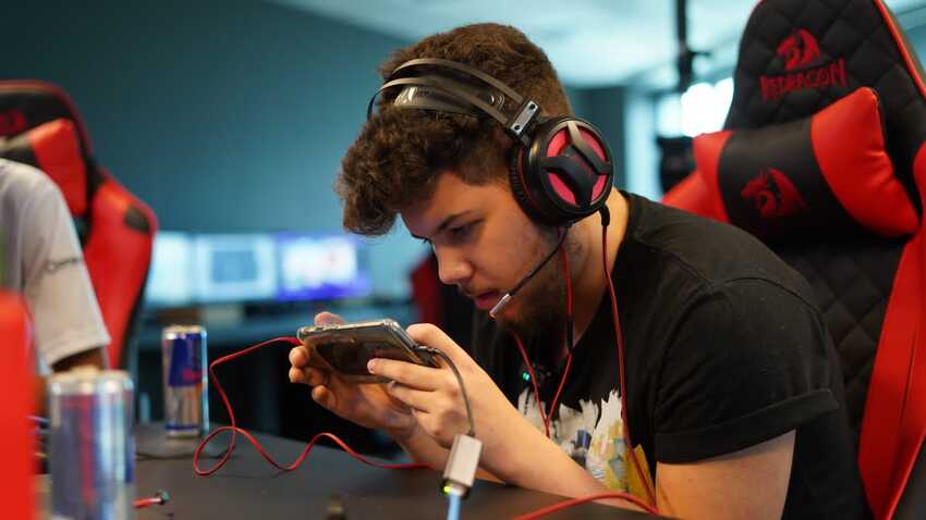 Jovem atleta de Diadema ganha a vida como gamer