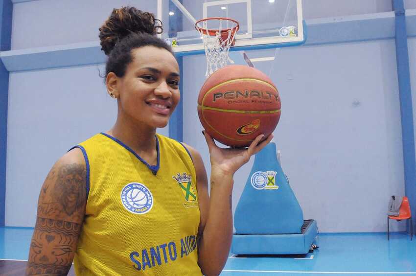 Jogadora segura bola de basquete 