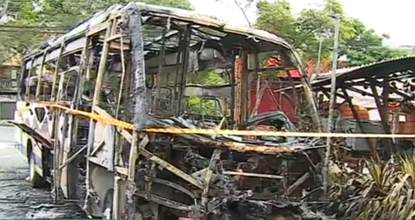 Em Diadema, ônibus pega fogo na Avenida Maria Leonor  