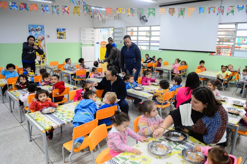 Merenda escolar dada as crianças