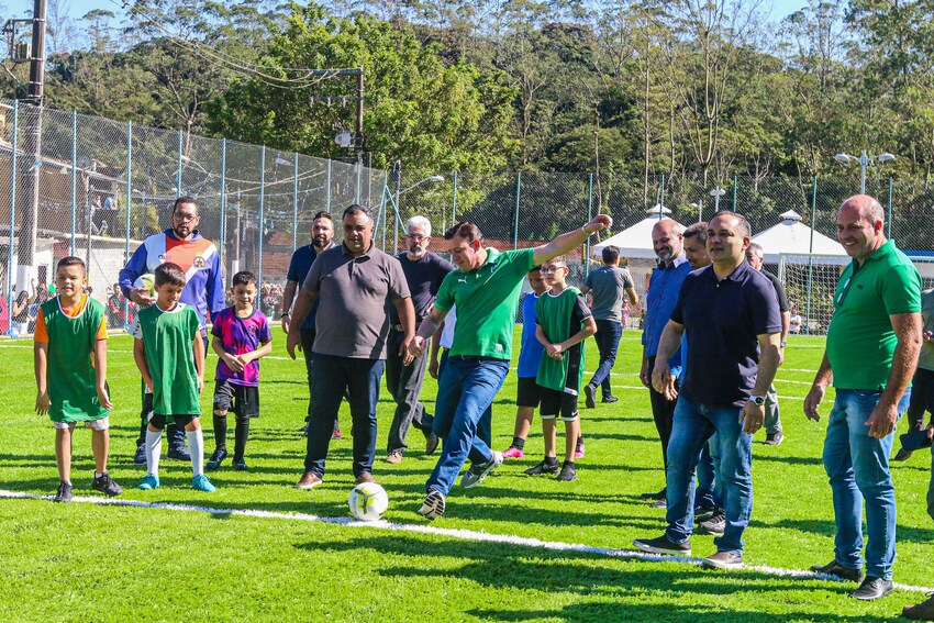 Orlando Morando jogando bola com crianças 