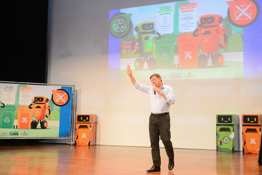 Orlando Morando discursa em escola 