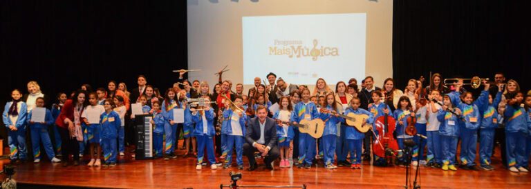 alunos com instrumentos musicais