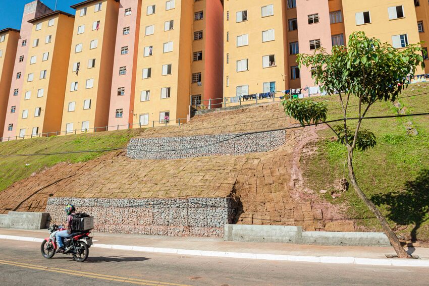 Obra de contenção no conjunto Três Marias