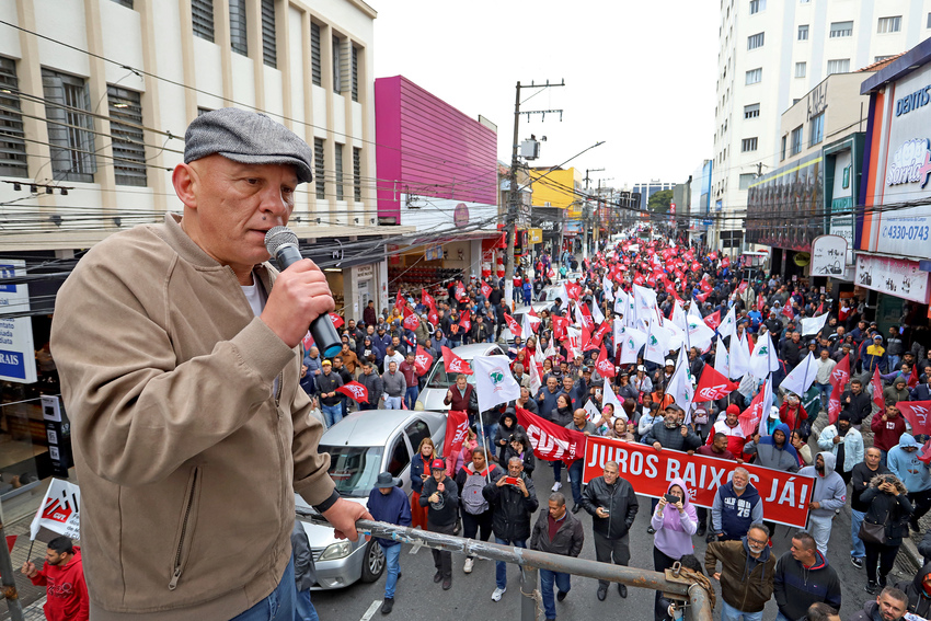 Cerca de 2 mil manifestantes ocupam ruas de S.Bernardo contra taxa de juros