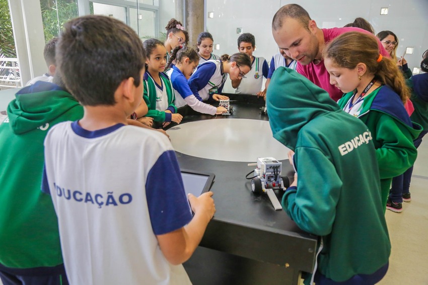 alunos e professor em São Caetano