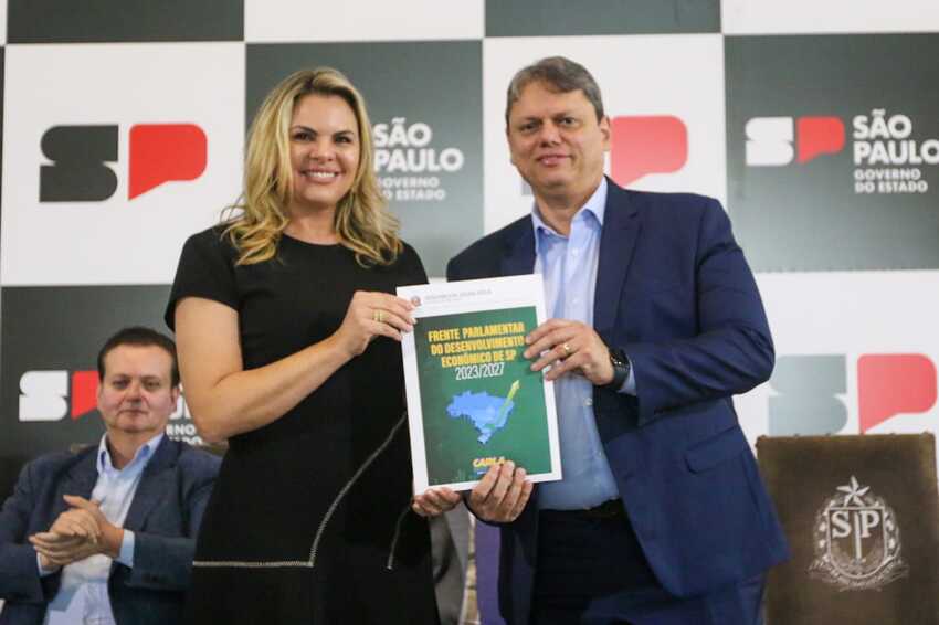 Ao lado de Tarcísio, Carla Morando lança Frente Parlamentar de Desenvolvimento